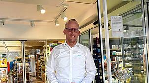 Simon-Peter Skopek, hier im Oktober in der Schwarzwald-Apotheke in Königsfeld, schließt die Eschachapotheke in Niedereschach – und will ...