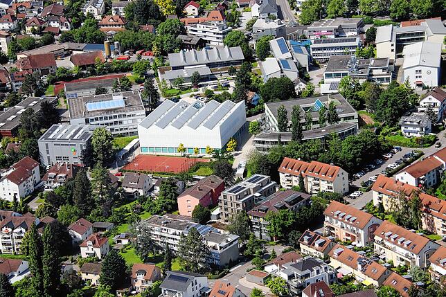 Das Schulzentrum Überlingens mit Campus, Realschule, Gymnasium, beruflichen Schulen, Sportzentrum, Sporthalle. Allein das Gymnasium hat ...