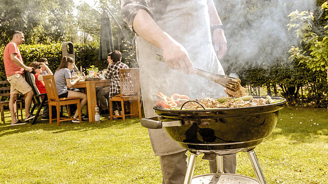 Eine ausgelassene Grillparty kann unter Umständen rechtliche Konsequenzen zur Folge haben.
