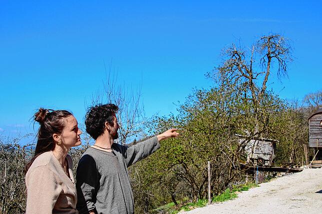 Patrick Ortlieb ist gelernter Zimmerer und hat Architektur studiert, Geraldine Ortlieb-Schüle hat Ethnologie und Geografie studiert.