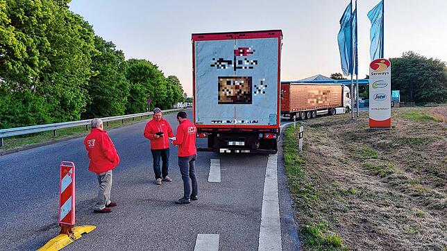 Falsch geparkt? Gar verkehrsgefährdend? Oder ist die Lage noch hinnehmbar? Die Spezialisten des ACE erfassen die Situation auf dem ...