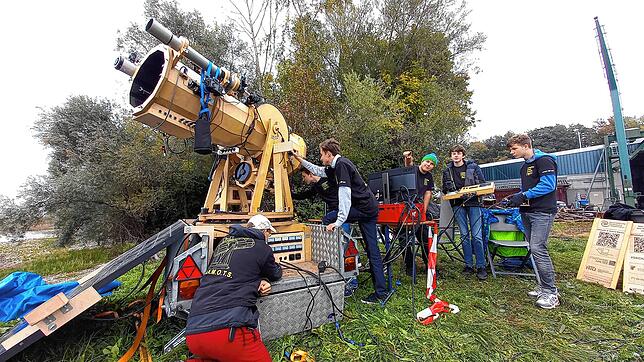 Die Jugendgruppe der Astronomischen Vereinigung Bodensee baute ihr Teleskop am Seeufer auf.
