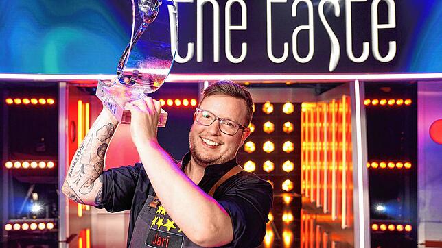 Da ist das Ding! Der Konstanzer Küchenchef Jari Dochat freut sich über den Sieg der Jubiläumsstaffel der Fernseh-Kochsendung The Taste.