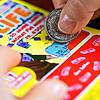 Das Gericht verurteilt eine ehemalige angestellte Person eines Aargauer Spielsalons, weil sie acht Jahre lang Lose freirubbelt, ohne zu ...