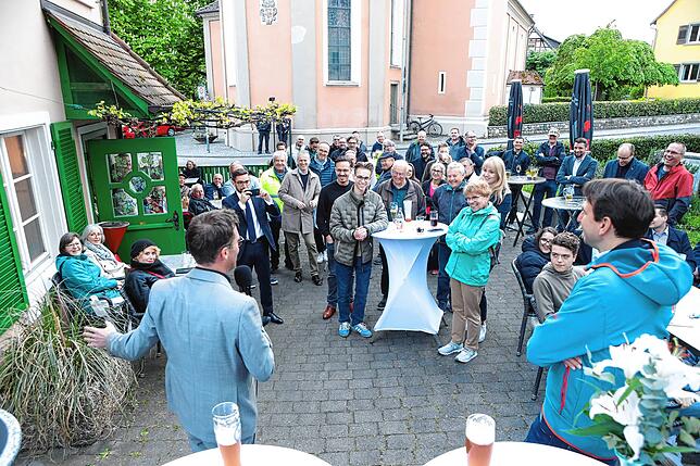 Die CDU-Politiker Manuel Hagel (links) und Andreas Jung diskutieren im Scharfen Eck in Allensbach mit rund 60 Besuchern, wie die Politik ...