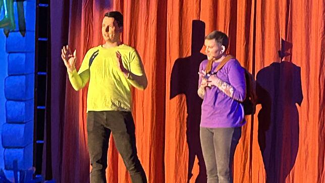 Kim Wiegand und Nico Winter führen durch den Abend.