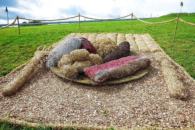 Die Trachtentanzgruppe Amrigschwand-Tiefenhäusern präsentiert ihre Schlachtplatte aus Stroh.