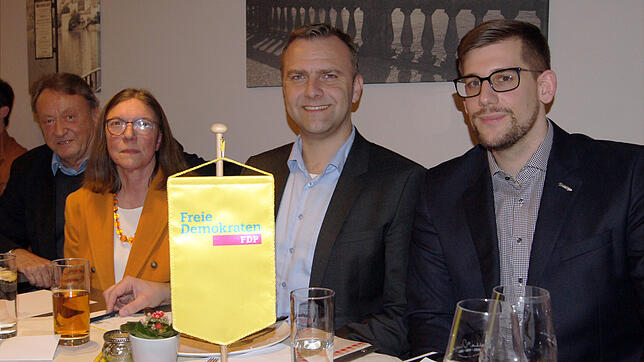 Die Freien Demokraten sind startklar für den Wahlkampf: (von links) der FDP Bezirksverbans-Ehrenvorsitzender Alfred Eger und das ...