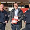 Die Eimer sind vorbereitet, die Teams von den Organisatoren eingeteilt (von links: Vizekommandant Edgar Bader, Bürgermeister Volker ...