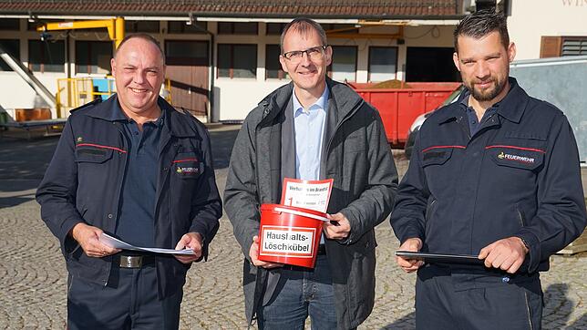 Die Eimer sind vorbereitet, die Teams von den Organisatoren eingeteilt (von links: Vizekommandant Edgar Bader, Bürgermeister Volker ...