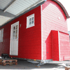 Von außen ist das Häuschen im Schwedenstil bereits fertig. So ist das Tiny House entstanden.