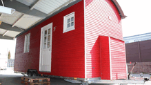 Von außen ist das Häuschen im Schwedenstil bereits fertig. So ist das Tiny House entstanden.