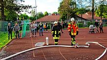 Mit Interesse verfolgten zahlreiche Zuschauer die öffentliche Feuerwehrprobe der Freiwilligen Feuerwehr Abteilung Wald am Montag am und ...