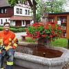 Felix Falb, Abteilungskommandant der Feuerwehr Königsfeld-Neuhausen am Dorfplatz.