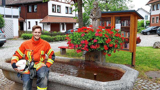 Felix Falb, Abteilungskommandant der Feuerwehr Königsfeld-Neuhausen am Dorfplatz.