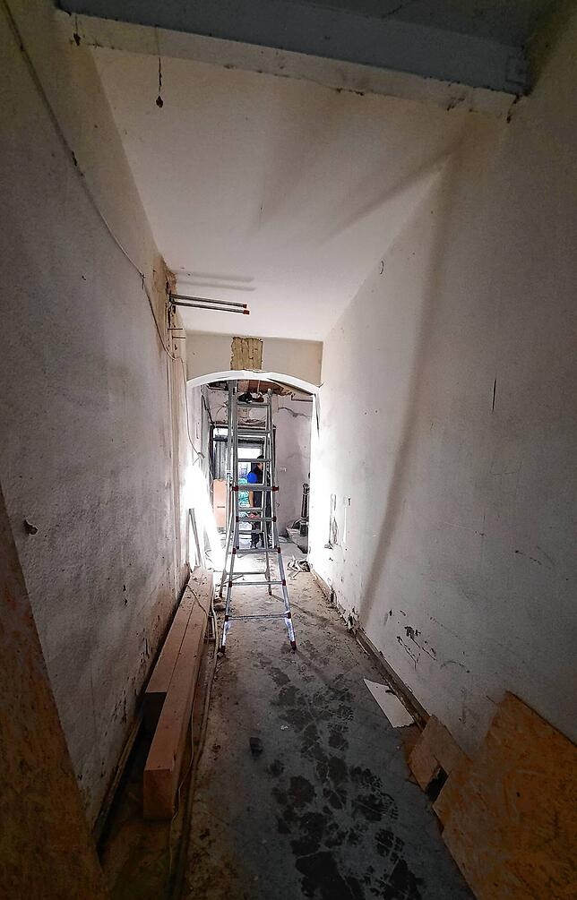 Der Flur neben der alten Gaststätte. Rechts hinten führt die Treppe nach oben.