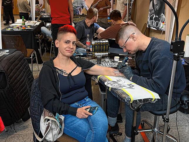 Zahlreiche Besucher lassen sich bei der Tattoo-Expo in der Stadthalle Tiengen direkt ein erstes oder ein neues Tattoo stechen.