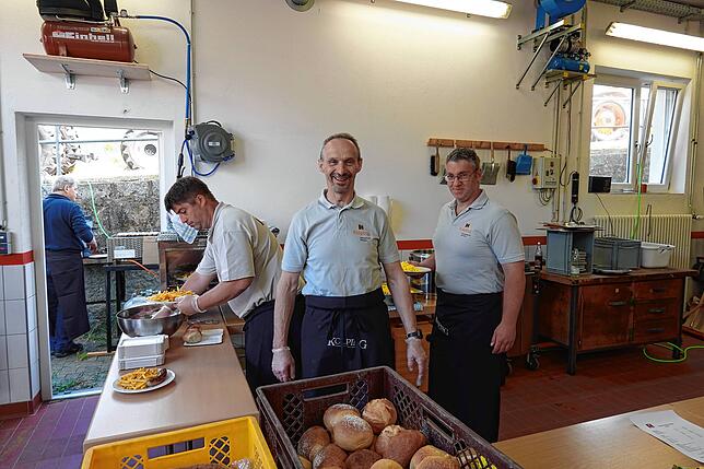 Bild 18: Die Plätze waren im Nu belegt – großes Gedränge beim Traktorenfest in Rotzingen
