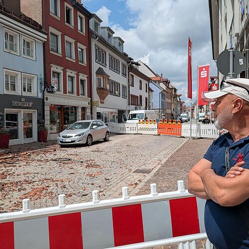 Riza Pekesen vor einem Laden