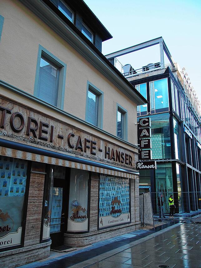 Alt und neu in einer Reihe: Das historische Café Hanser und das gläserne Cano vertragen sich. Bild: Gudrun Trautmann