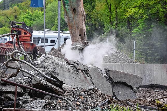 Bild 5: Ein Autokran hebt die rund 25 Tonnen schweren Einzelteile der B313-Brücke weg