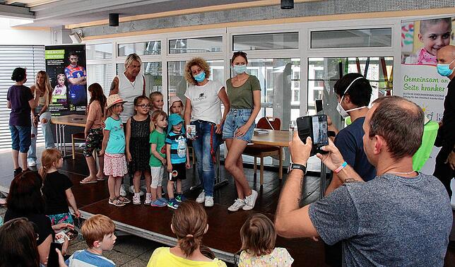 Bild 1: Bilder von der Autogrammstunde von Matthias Reim und Christin Stark in der Nachsorgeklinik Tannheim