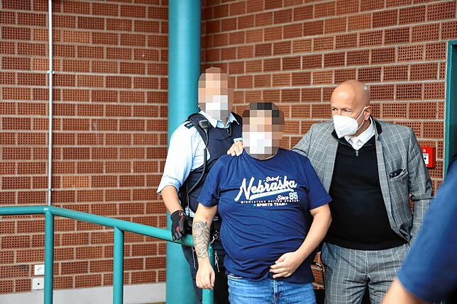 Der 24-jährige Marcello K. in der Bildmitte mit seinem Anwalt Armin Ziegler aus Biberach. Marcello K. soll von seinem Vater Michael A. ...