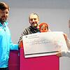 Bei der Übergabe des symbolischen Schecks (v.l.): Michael Goerigk, Jesse Hautzinger mit Rosa und Maria Paus.