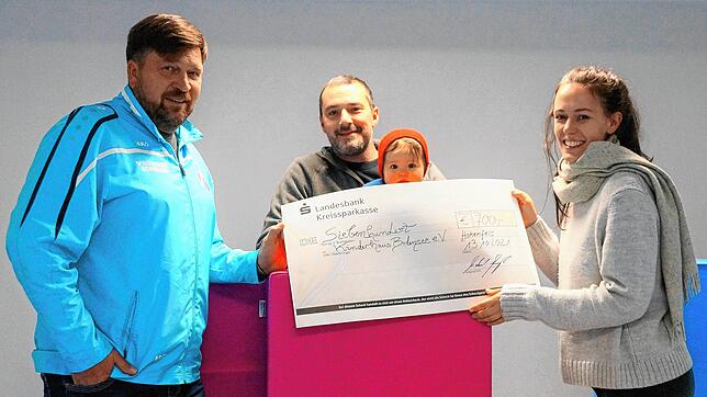 Bei der Übergabe des symbolischen Schecks (v.l.): Michael Goerigk, Jesse Hautzinger mit Rosa und Maria Paus.