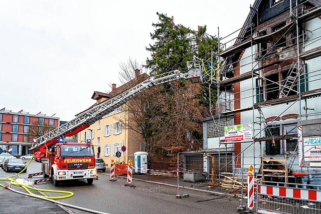 Die Feuerwehr löscht am Donnerstag ein Glutnest im Dachbereich.