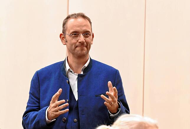 Stefan Keil, Bürgermeister von Orsingen-Nenzingen, spricht bei einer Veranstaltung zum Thema Gesundheitsversorgung. (Archivbild)