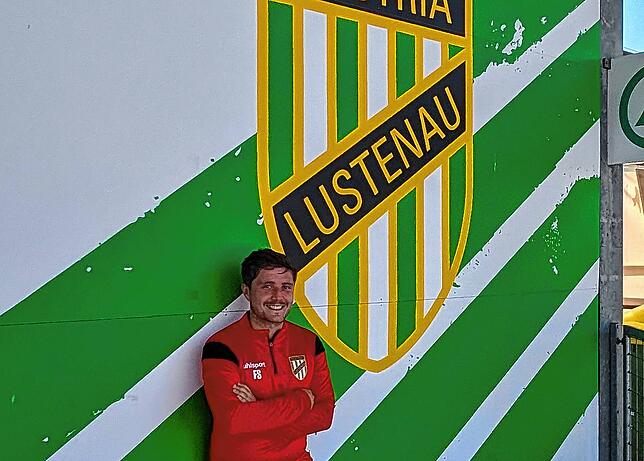 Felix Streibert vor dem Logo des SC Austria Lustenau.
