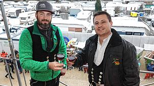 Die Zimmerleute Matthias Mayer (links) und Stefan Joos kurz vor dem Richtspruch am Adler-Areal in Iznang. Bild:Gerald Jarausch