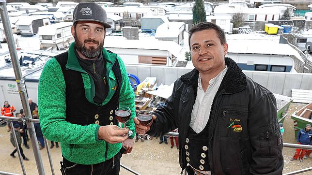 Die Zimmerleute Matthias Mayer (links) und Stefan Joos kurz vor dem Richtspruch am Adler-Areal in Iznang. Bild:Gerald Jarausch