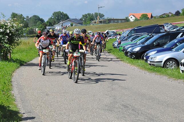 Bike Marathon Nach dem Start lagen die Teilnehmer noch eng beisammen. Auf dem 42 Kilometer langen Rundkurs zog sich das Feld dann aber weit auseinander.