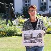 Stadtarchivarin Eveline Klein hat Bilder mit Bad Säckinger Ansichten für den Kalender zusammengestellt, hier das Schloss zu Beginn des ...