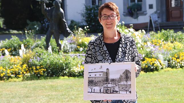 Stadtarchivarin Eveline Klein hat Bilder mit Bad Säckinger Ansichten für den Kalender zusammengestellt, hier das Schloss zu Beginn des ...
