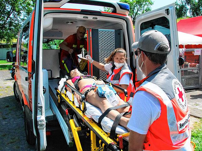 Nach der Reanimation wird die verunglückte Frau im Rettungswagen in das Klinikum nach Singen verbracht – so das Übungszenario ...