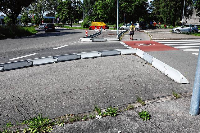 Flächen wie diese hier im Vordergrund (umrahmt von den grau-weißen Elementen) beim Kreisverkehr an der Berliner Straße könnten wieder ...