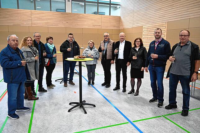 Einige interessierte Bürger und mehrere besondere Gäste konnte Bürgermeister Thomas Schäuble bei der Eröffnung der Gemeindehalle ...
