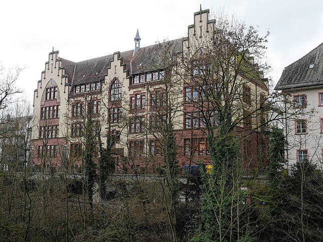 Das neugotische Gebäude der Heinrich-Hansjakob-Schule in Waldshut wurde 1906 erbaut und der Schulbetrieb darin 1908 als aufgenommen.