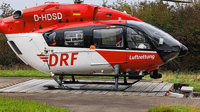 Der Fahrer wurde mit dem Rettungshubschrauber ins Krankenhaus geflogen. Hier auf dem Foto ist „Christoph 45“ zu sehen. Es handelt sich ...