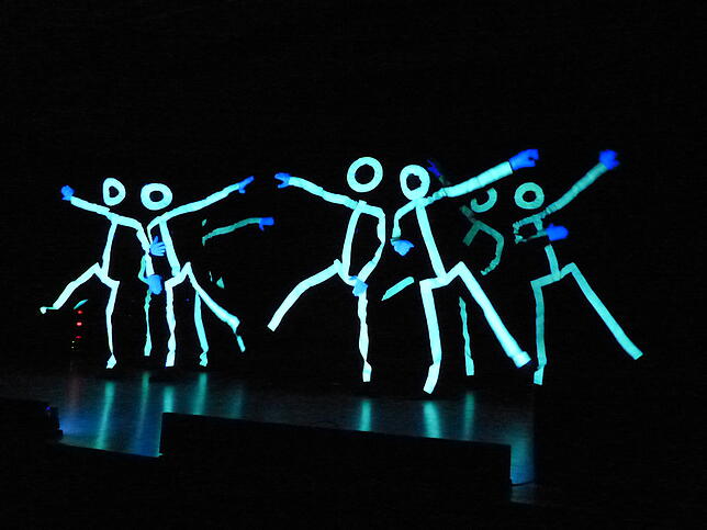 Hinter den Strichmännchen standen gestandene Männer. Das Ballett tanzte dieses Jahr im Schwarzlicht und sorgte so zum wiederholten Mal ...