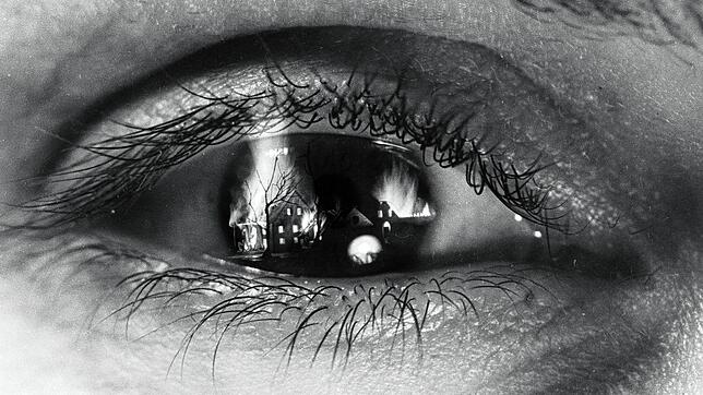 Vision des Brandes von Ahausen: Das Auge der &bdquo;Spökenkiekerin&ldquo;, der Frau mit dem zweiten Gesicht, sieht uber Jahre hinweg ein ...
