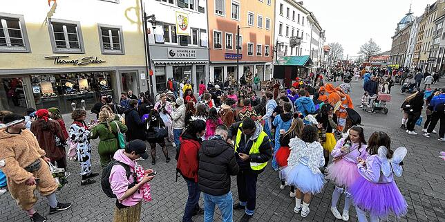 Schmotziger Dunschtig 2022: Immer mehr Mäschgerle bevölkern die Marktstätte.