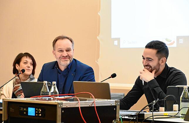 Marienschlucht-Projektleiter Matthias Weckbach (Mitte) spricht über den Sicherheitsausschuss. Links sitzt Sandra Domogalla, Leiterin ...
