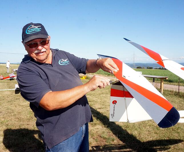 Kleine Korrektur: Ernst Nägele stellt bei seinem Flugzeug das Höhenruder neu ein.