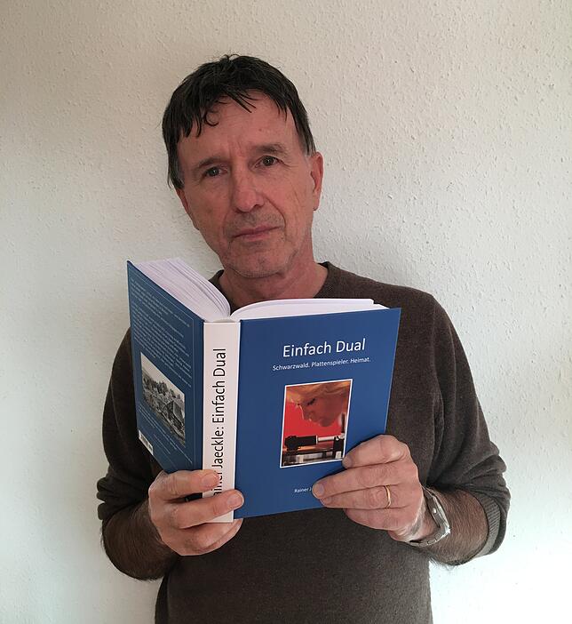 Rainer Jäckle mit der vierten Ausgabe seines Buches &bdquo;Einfach Dual&ldquo;.