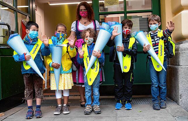 Grundschulkinder kommen an ihrem ersten Schultag des neuen Schuljahres in die Grundschule an der Tumblingerstraße. In Bayern beginnt für ...