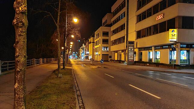 Die Polizei wird die Ausgangsbeschränkungen für Ungeimpfte in den betroffenen Landkreisen kontrollieren. Ungeimpfte dürfen in Stadt- und ...